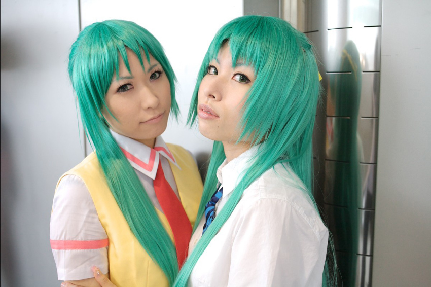 2girls, bow, chippi, color_contacts, cosplay, east_asian, green_eyes, green_hair