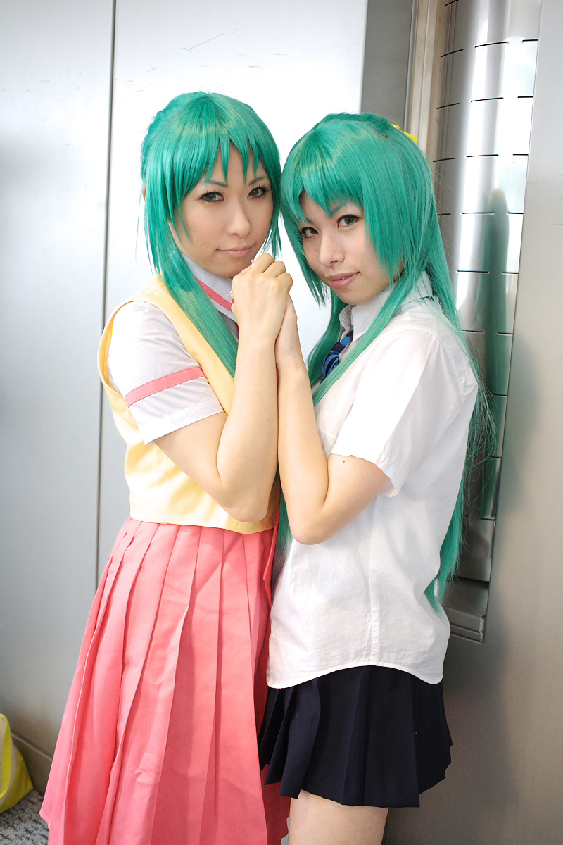 2girls, bow, chippi, color_contacts, cosplay, east_asian, green_eyes, green_hair