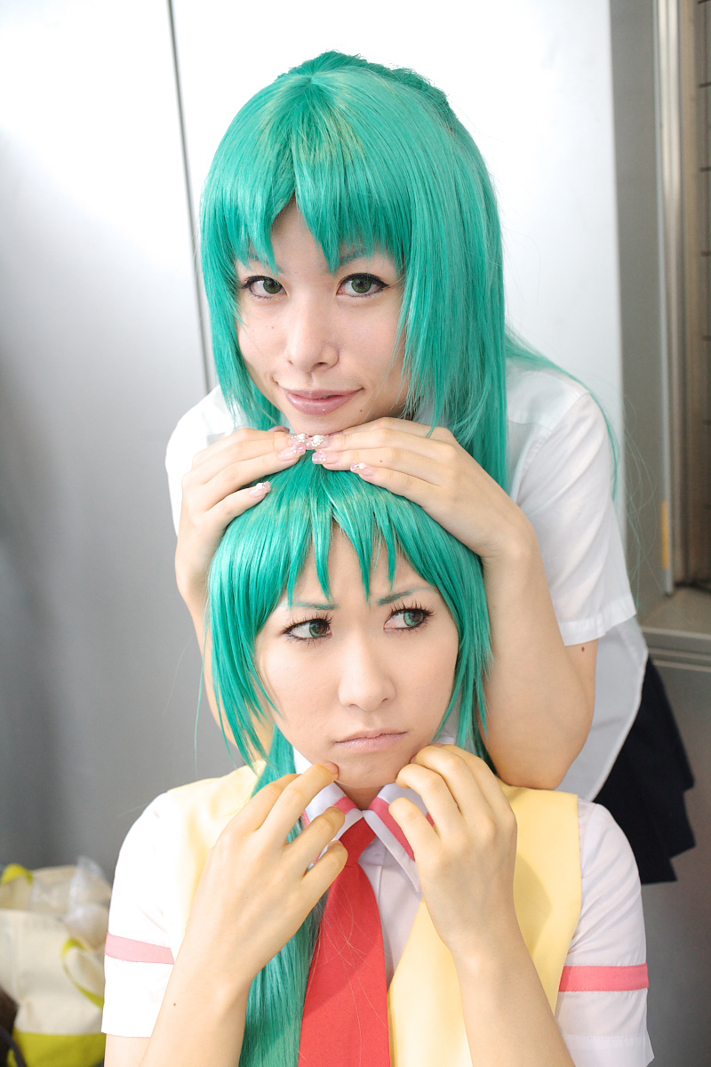 2girls, bow, chippi, color_contacts, cosplay, east_asian, green_eyes, green_hair