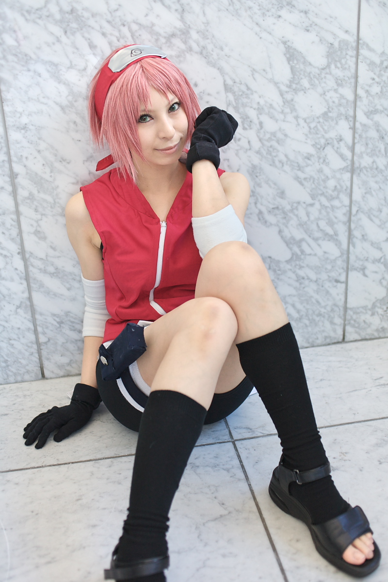 1girl, ari, arm_warmers, bandages, bare_shoulders, bike_shorts, black_gloves, black_shoes