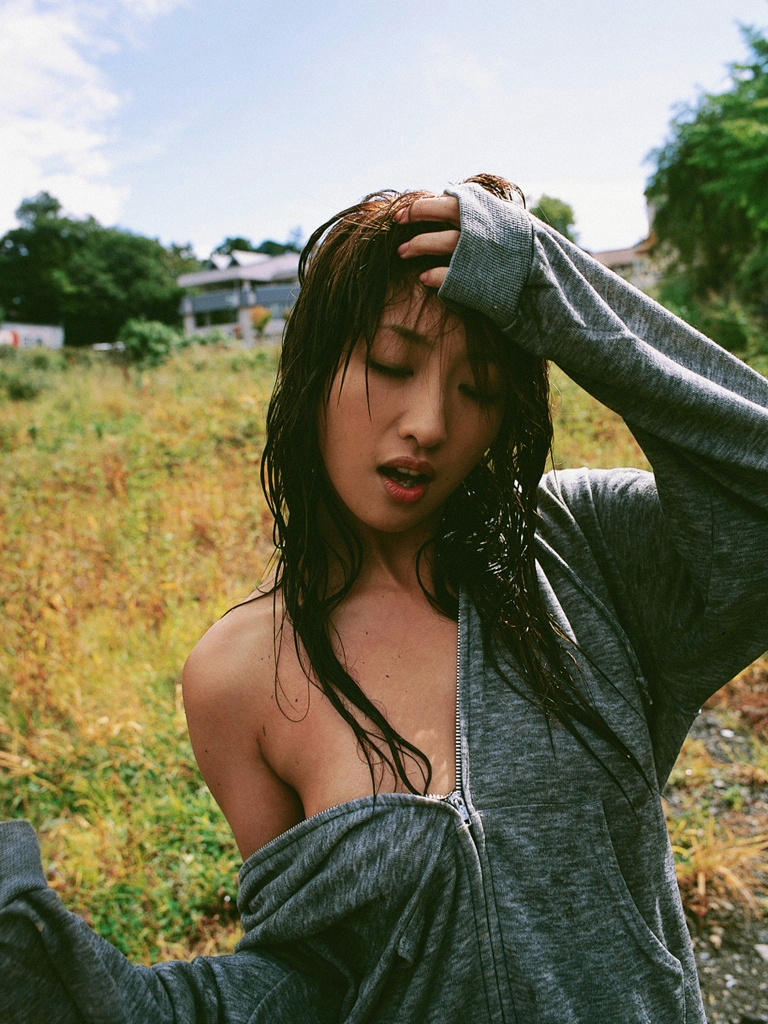 ando_sayaka, hood, hoodie, jacket, open_clothes, open_jacket, photo_(medium), wet