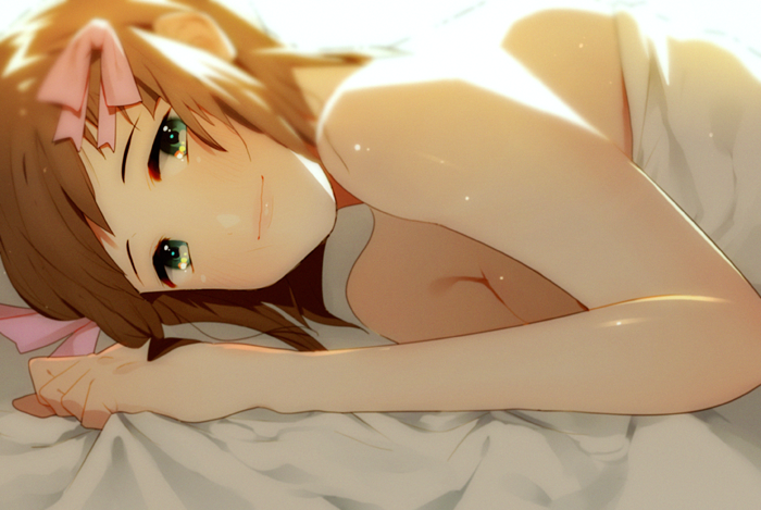 amami_haruka, bad_id, bad_pixiv_id, bed, bed_sheet, blanket, brown_hair, green_eyes, idolmaster, idolmaster_(classic), mizuiro_buranko, ribbon, sheet_grab, smile, solo