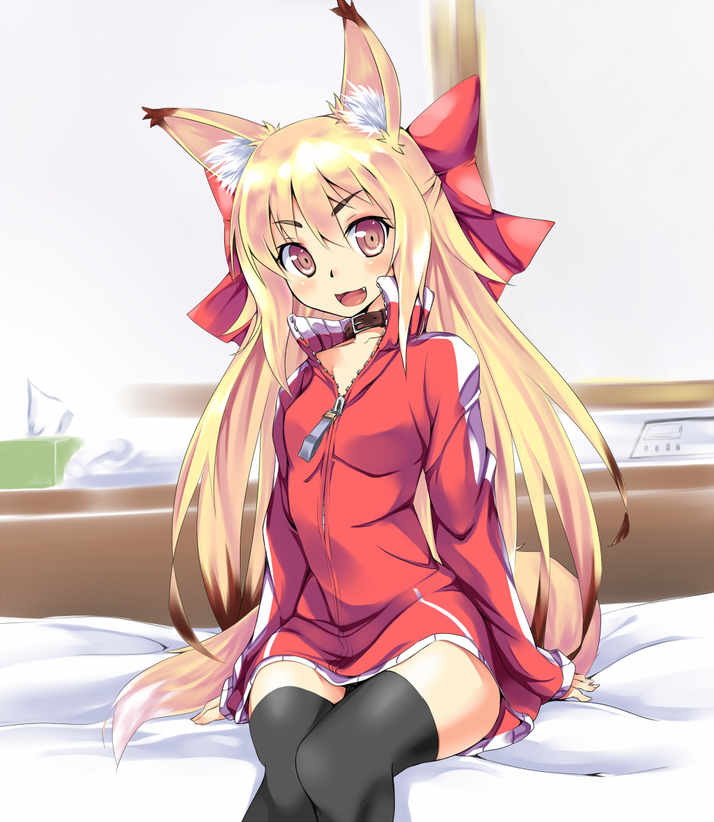 1girl, :d, animal_collar, animal_ears, bed, blonde_hair, bow, collar, collarbone, contemporary, fang, female_focus, fox_ears, fox_tail, hair_bow, long_hair, long_sleeves, looking_at_viewer, multicolored_hair, on_bed, open_mouth, original, shika, sitting, sleeves_past_wrists, smile, solo, sweater, tail, thighhighs, two-tone_hair, wide_hips, yellow_eyes, zettai_ryouiki