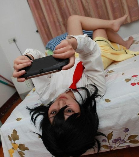 black_hair, cosplay, handheld_game_console, kuroki_tomoko, kuroki_tomoko_(cosplay), photo_(medium), playstation_vita, watashi_ga_motenai_no_wa_dou_kangaetemo_omaera_ga_warui!