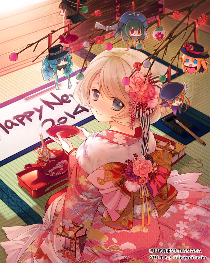 10s, 1girl, 2014, blonde_hair, bow, character_doll, doll, female_focus, flower, from_above, hair_flower, hair_ornament, happy_new_year, japanese_clothes, kimono, looking_at_viewer, looking_back, looking_up, luis_frois_(sengoku_bushouki_muramasa), mizuno_sao, new_year, official_art, sengoku_bushouki_muramasa, short_hair, smile, solo