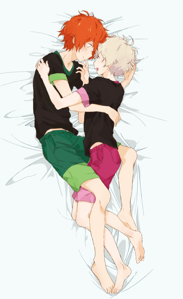 10s, 2boys, ahoge, bandoutan, barefoot, bed, blonde_hair, child