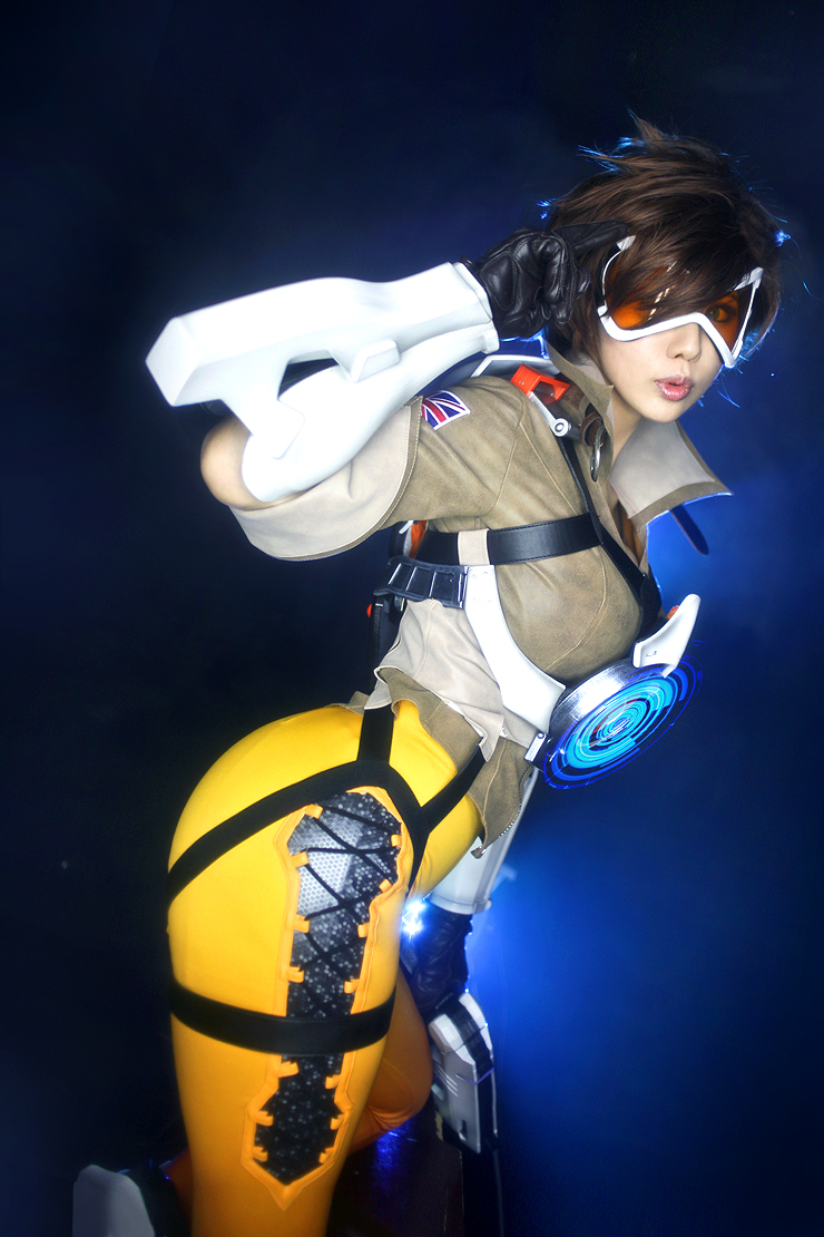 1girl, bodysuit, cosplay, east_asian, female_focus, gun, overwatch, overwatch_1