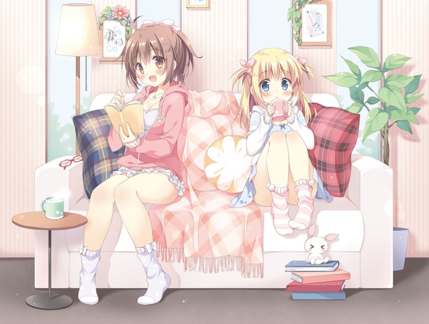 >_<, 2girls, :d, :o, ahoge, blanket, blonde_hair, blue_eyes