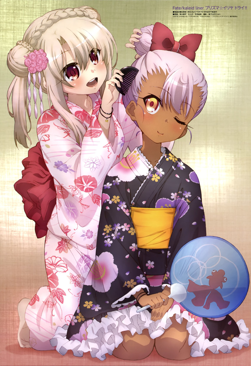 2girls, :d, ;), absurdres, alternate_hairstyle, amasaki_manamu, animal_print, aoki_shinpei_(animator), blonde_hair, braid, brushing_hair, bun_with_braided_base, chloe_von_einzbern, comb, dark-skinned_female, dark_skin, double_bun, fate/kaleid_liner_prisma_illya, fate_(series), feet, fish_print, hair_bun, hand_fan, highres, illyasviel_von_einzbern, japanese_clothes, kimono, multiple_girls, no_shoes, official_alternate_costume, official_art, one_eye_closed, open_mouth, paper_fan, pink_hair, single_hair_bun, smile, uchiwa