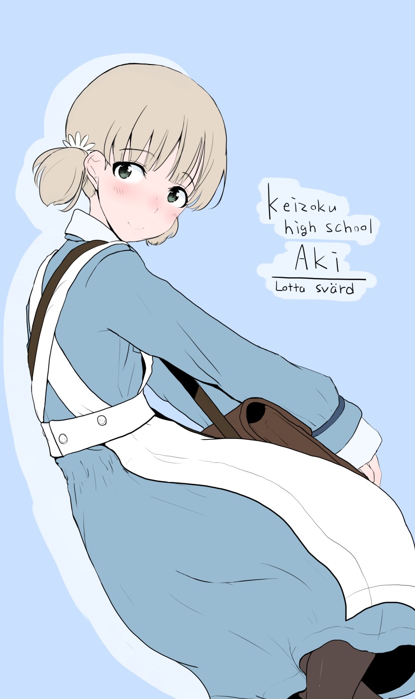 10s, 1girl, absurdres, aki_(girls_und_panzer), apron, bag, blonde_hair, blue_background, blue_dress, collar, commentary_request, dress, female_focus, girls_und_panzer, green_eyes, highres, looking_at_viewer, looking_back, lotta_svaerd:_women_of_war, shichisaburo, shoulder_bag, simple_background, smile, solo, twintails, white_collar