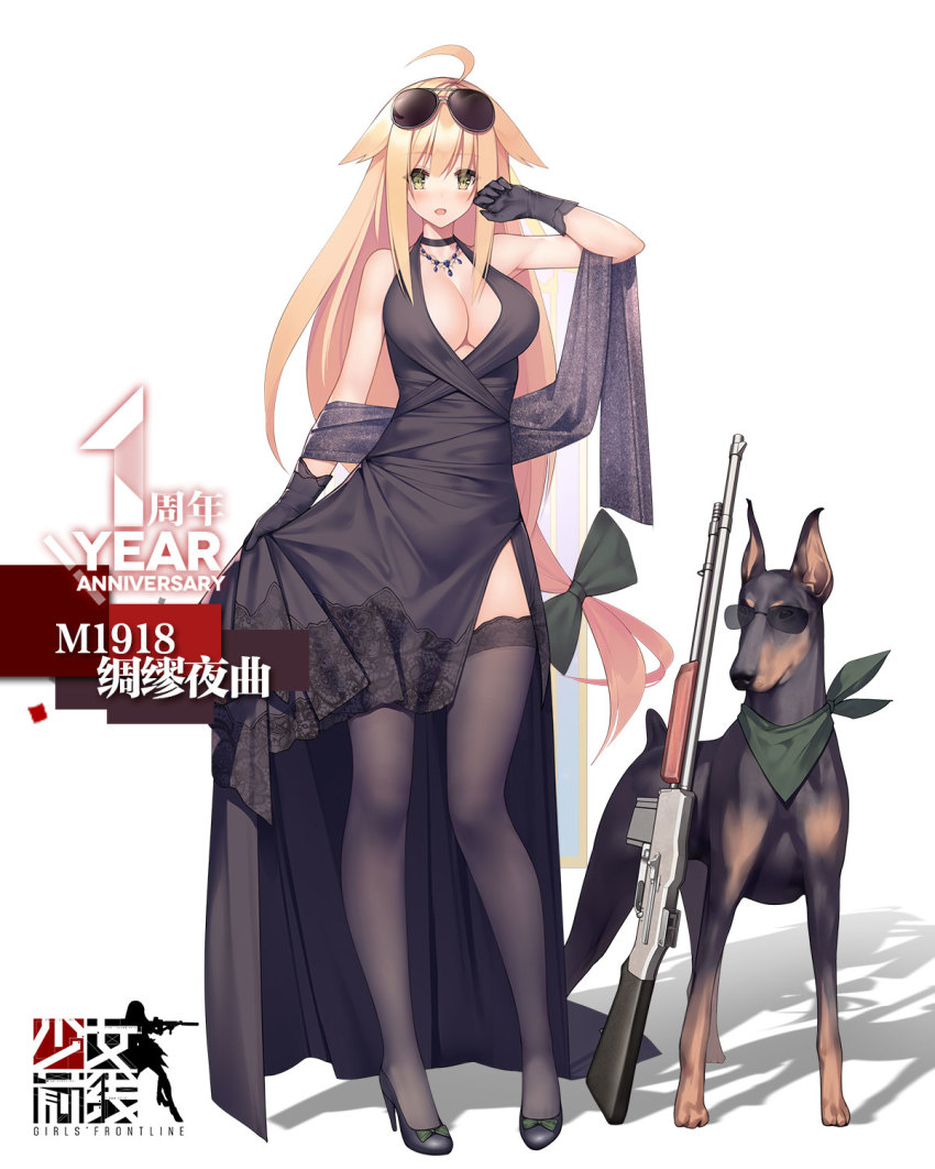 1girl, ahoge, alternate_costume, aviator_sunglasses, blonde_hair, blush, breasts, browning_automatic_rifle, choker, cleavage, dobermann, dog, dress, eyewear_on_head, formal_clothes, full_body, girls'_frontline, gloves, green_eyes, gun, high_heels, highres, jewelry, light_machine_gun, long_hair, low-tied_long_hair, m1918_(girls'_frontline), m1918_(tender_nocturne)_(girls'_frontline), m1918_bar, machine_gun, necklace, official_alternate_costume, official_art, simple_background, smile, standing, suisai., sunglasses, thighhighs, very_long_hair, weapon, white_background