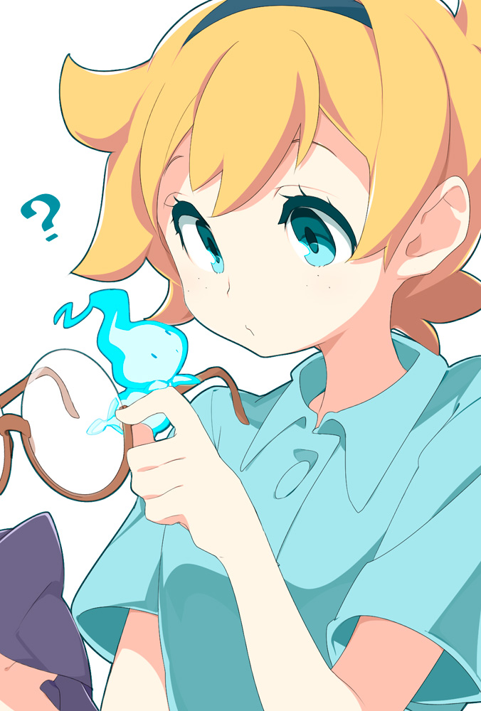 10s, 1girl, ?, blonde_hair, blue_eyes, freckles, glasses, hairband, koshou_shichimi, little_witch_academia, lotte_jansson, shirt, short_hair, short_sleeves, spirit