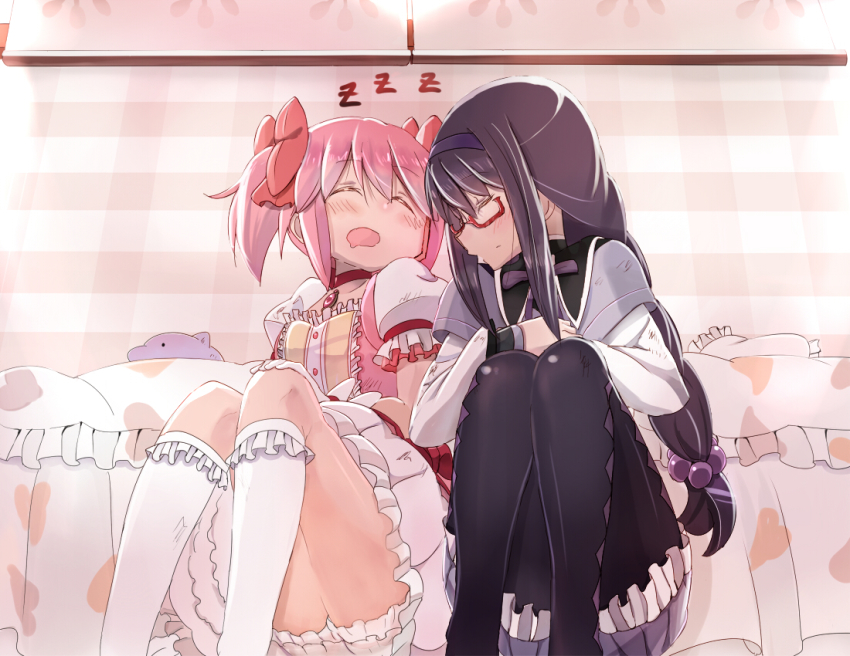 2girls, akemi_homura, akemi_homura_(magical_girl), bed, black_hair, braid, capelet, choker