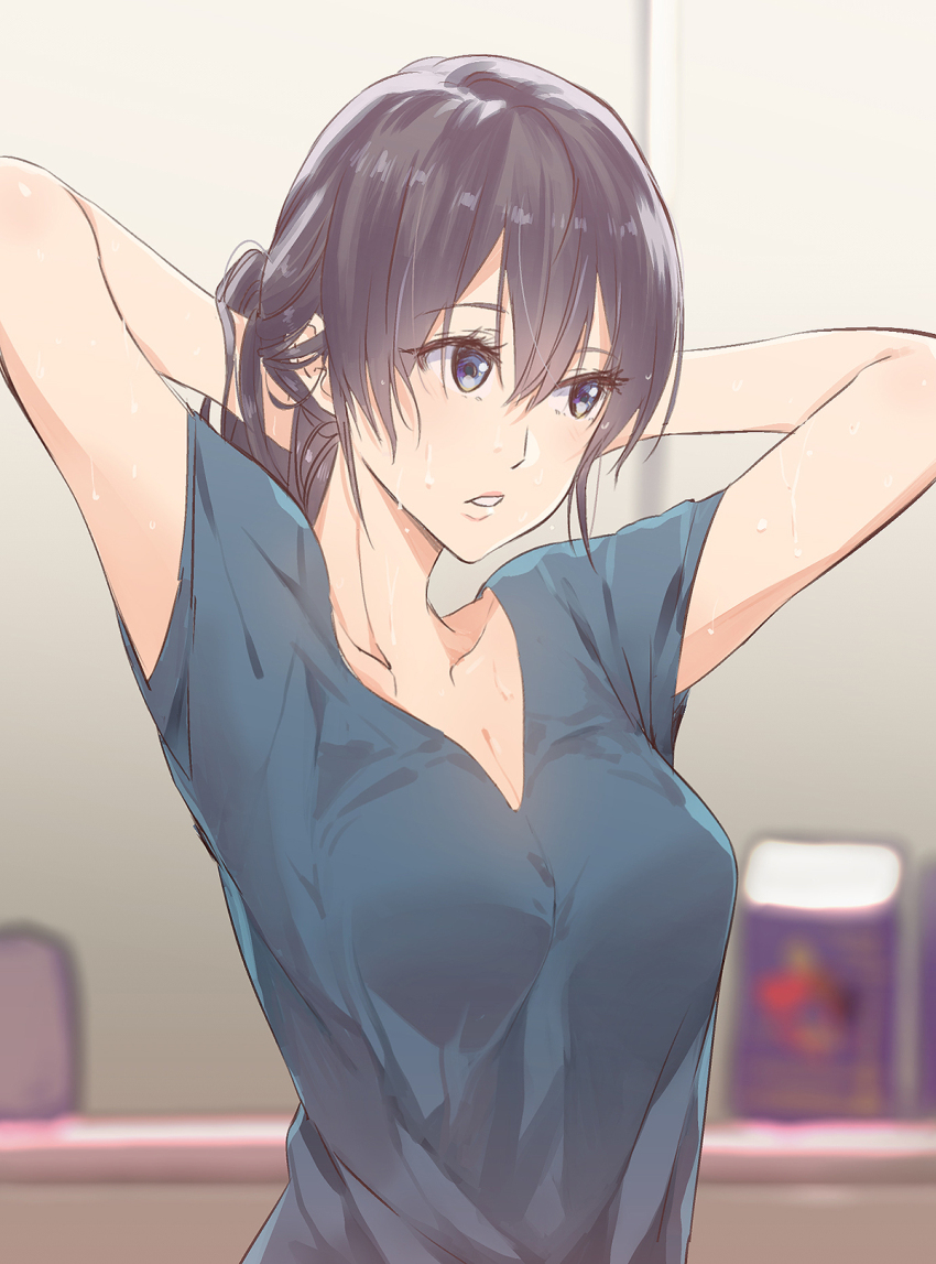1girl, arms_behind_head, ballroom_e_youkoso, black_hair, black_shirt, blue_eyes, breasts, cleavage, fare, female_focus, hair_between_eyes, hanaoka_shizuku, highres, long_hair, medium_breasts, shirt, solo, sweat, t-shirt, tying_hair, upper_body