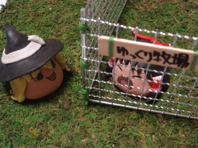 cage, captivity, clay, female_focus, figure_(medium), hakurei_reimu, kirisame_marisa, nendoroaki, no_humans, photo_(medium), touhou, translation_request, unconventional_media, yukkuri_marisa, yukkuri_reimu, yukkuri_shiteitte_ne