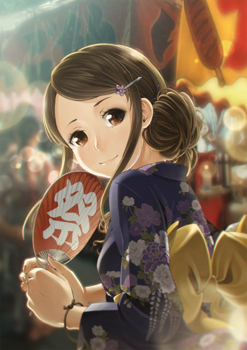 1girl, blurry, bracelet, breasts, brown_eyes, brown_hair, closed_mouth, commentary_request, depth_of_field, female_focus, floral_print, food_stand, from_side, hair_ornament, hair_up, hairclip, hand_fan, head_tilt, highres, holding, holding_fan, japanese_clothes, jewelry, kannagi_yuu_(n_jack8888), kimono, lens_flare, long_sleeves, looking_at_viewer, medium_breasts, original, own_hands_together, paper_fan, sidelocks, smile, solo, summer_festival, swept_bangs, uchiwa, upper_body