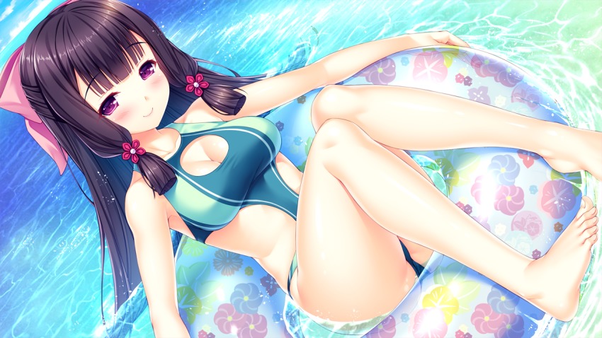 1girl, bow, breasts, game_cg, green_one-piece_swimsuit, hair_bow, long_hair, medium_breasts, one-piece_swimsuit, pink_bow, purple_eyes, purple_hair, sakurako_(tropical_liquor), sayori_(neko_works), shiny_skin, swimsuit, tropical_liquor, very_long_hair