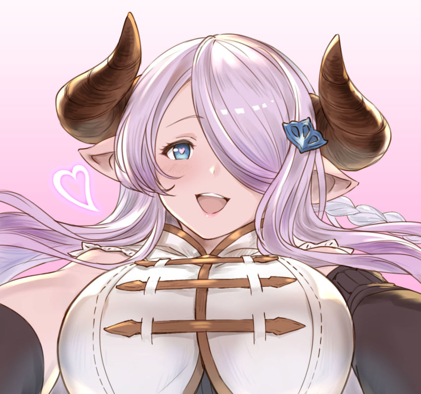 1girl, asymmetrical_gloves, black_gloves, blue_eyes, blush, braid, breasts, draph, elbow_gloves, female_focus, gloves, gradient_background, granblue_fantasy, hair_ornament, hair_over_one_eye, hairclip, hanosuke, heart, heart-shaped_pupils, highres, horns, large_breasts, light_purple_hair, long_hair, looking_at_viewer, narmaya_(granblue_fantasy), open_mouth, pink_background, pointy_ears, single_braid, sleeveless, smile, solo, symbol-shaped_pupils, teeth, uneven_gloves