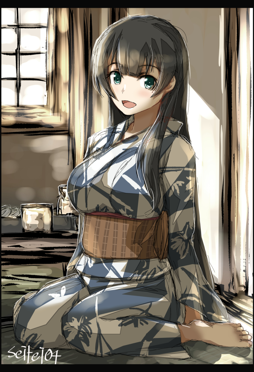 1girl, agano_(kancolle), agano_(yukata)_(kancolle), alternate_costume, barefoot, black_hair, blush, breasts, commentary_request, female_focus, full_body, green_eyes, highres, japanese_clothes, kantai_collection, kimono, large_breasts, long_hair, looking_at_viewer, open_mouth, seitei_(04seitei), sitting, solo, twitter_username, wariza, window