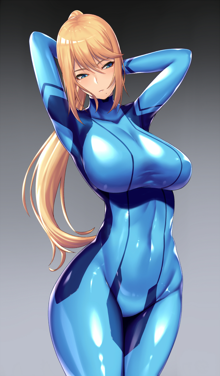 1girl, alternate_breast_size, arms_behind_head, arms_up, blonde_hair, blue_bodysuit, blue_eyes, blush, bodysuit, breasts, commentary_request, covered_navel, cowboy_shot, female_focus, gradient_background, grey_background, headphones, highres, impossible_bodysuit, impossible_clothes, large_breasts, long_hair, looking_away, looking_down, metroid, metroid:_zero_mission, mole, mole_under_mouth, nintendo, ponytail, samus_aran, shiny_clothes, sidelocks, skindentation, solo, takanashi-a, zero_suit