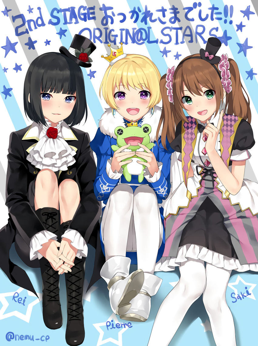 3boys, :d, ascot, black_footwear, black_hair, black_hairband, blonde_hair, blue_background, blush, boots, boy_sandwich, brown_hair, character_name, cross-laced_footwear, crown, diagonal_stripes, doll, green_eyes, hairband, hat, highres, holding, holding_doll, hugging_own_legs, idolmaster, idolmaster_side-m, index_finger_raised, juliet_sleeves, kaerre, kaeru_(idolmaster), kagura_rei, knee_boots, legs, long_sleeves, male_focus, mini_crown, mini_hat, mini_top_hat, mizushima_saki, multiple_boys, nemunemu_(candy_paddle), open_mouth, own_hands_clasped, own_hands_together, pantyhose, parted_lips, pierre_(idolmaster), puffy_sleeves, purple_eyes, sandwiched, smile, star_(symbol), star_symbol_background, striped_background, stuffed_animal, stuffed_frog, stuffed_toy, top_hat, trap, twintails, twitter_username, white_footwear, white_legwear