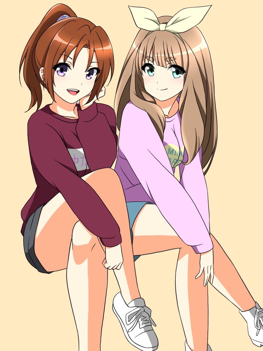2girls, aqua_eyes, blue_shorts, bow, brown_hair, clothes_writing, crossed_legs, elbow_on_knee