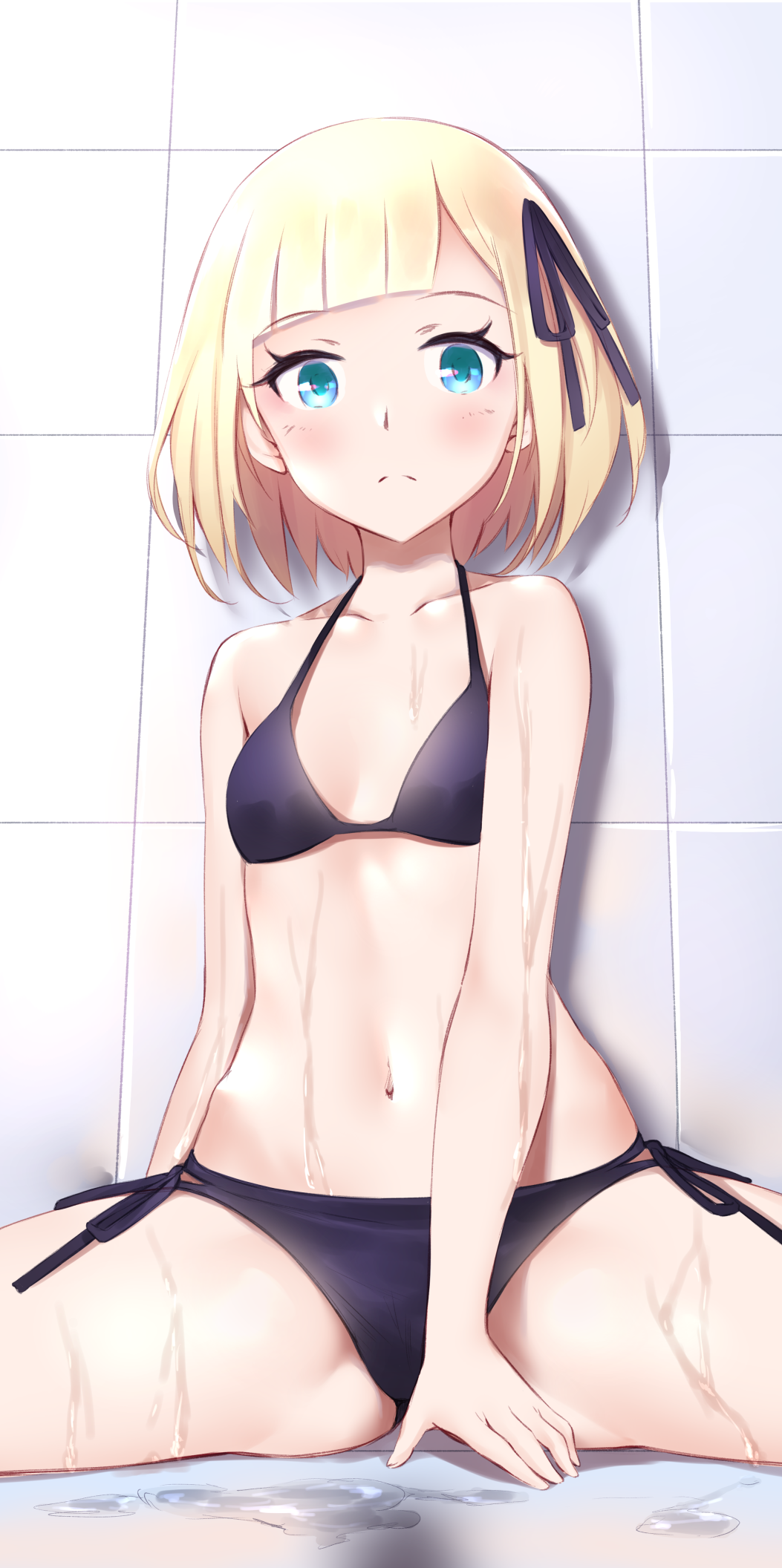 1girl, bad_id, bad_pixiv_id, bare_arms, bare_shoulders, between_legs, bikini, black_bikini, black_ribbon, blonde_hair, blush, breasts, closed_mouth, collarbone, commentary_request, fate_(series), female_focus, fingernails, green_eyes, hair_ribbon, hand_between_legs, highres, jilu, looking_at_viewer, lord_el-melloi_ii_case_files, navel, reines_el-melloi_archisorte, reines_el-melloi_archisorte_(young), ribbon, side-tie_bikini_bottom, small_breasts, solo, spread_legs, swimsuit, tile_wall, tiles, wet