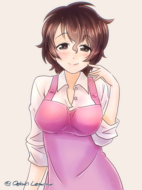1girl, akiyama_yoshiko, apron, blush, brown_eyes, brown_hair, closed_mouth, commentary, dress_shirt, female_focus, girls_und_panzer, grey_background, half-closed_eyes, looking_at_viewer, mature_female, messy_hair, oekaki_lemon, one-hour_drawing_challenge, pink_apron, shirt, short_hair, simple_background, sleeves_rolled_up, smile, solo, standing, twitter_username, upper_body, white_shirt, wing_collar