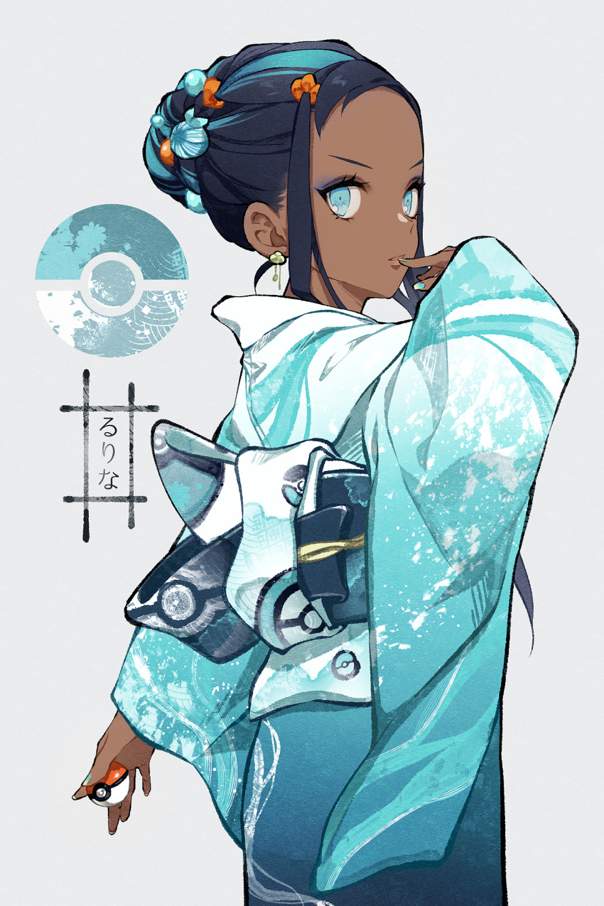 1girl, alternate_costume, alternate_hairstyle, aqua_eyes, aqua_hair, aqua_nails, black_hair, character_name, cowboy_shot, dark-skinned_female, dark_skin, earrings, female_focus, forehead, grey_background, hair_bobbles, hair_bun, hair_ornament, hand_to_own_mouth, highres, holding, holding_poke_ball, japanese_clothes, jewelry, kimono, long_hair, long_sleeves, looking_at_viewer, looking_back, multicolored_hair, nail_polish, nessa_(pokemon), nintendo, obi, parted_lips, poke_ball, poke_ball_(basic), poke_ball_print, poke_ball_symbol, pokemon, pokemon_sword_and_shield, sash, sidelocks, simple_background, single_hair_bun, solo, translated, two-tone_hair, wave_print, wide_sleeves, yuzunonicomi