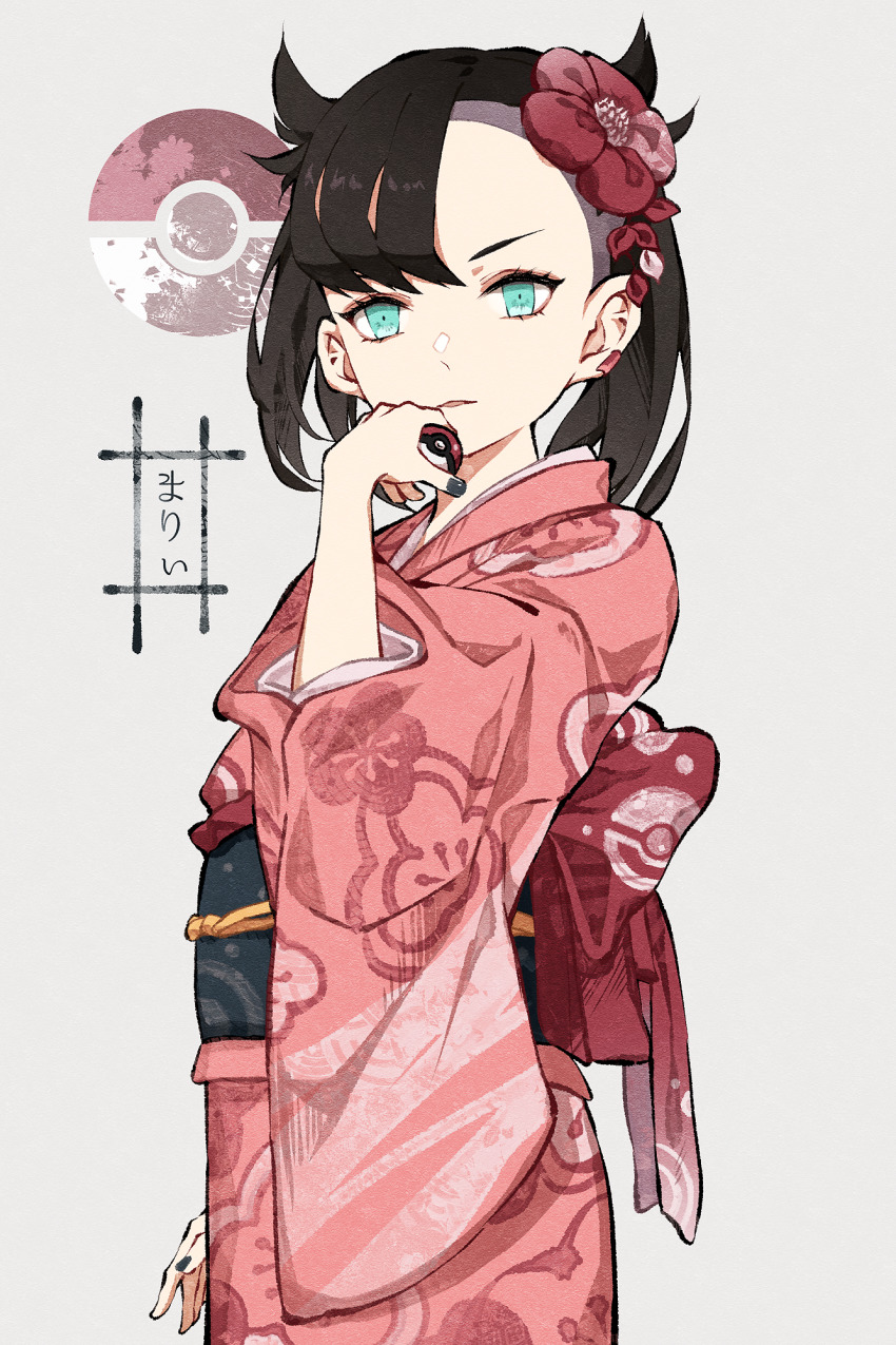 1girl, alternate_costume, aqua_eyes, asymmetrical_bangs, black_hair, black_nails, character_name, cowboy_shot, female_focus, floral_print, flower, grey_background, hair_flaps, hair_flower, hair_ornament, highres, holding, holding_poke_ball, japanese_clothes, kimono, long_sleeves, looking_at_viewer, marnie_(pokemon), nail_polish, nintendo, obi, parted_lips, pink_kimono, poke_ball, poke_ball_(basic), poke_ball_print, poke_ball_symbol, pokemon, pokemon_sword_and_shield, sash, short_hair, simple_background, solo, translated, wide_sleeves, yuzunonicomi