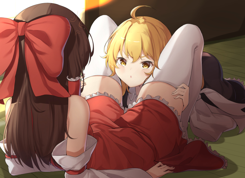 2girls, :o, absurdres, ahoge, anger_vein, bare_shoulders, between_legs, black_skirt, blonde_hair, bow, brown_hair, commentary_request, detached_sleeves, dress, from_behind, hair_bow, hair_tubes, hakurei_reimu, highres, indoors, kirisame_marisa, knees_up, korean_commentary, long_hair, long_sleeves, looking_at_another, multiple_girls, missing_headwear, no_headwear, parted_lips, petticoat, red_bow, red_dress, short_dress, skirt, thighhighs, thighs, touhou, white_legwear, wide_sleeves, yellow_eyes, yuri, zettai_ryouiki, ziro_(zirorong)
