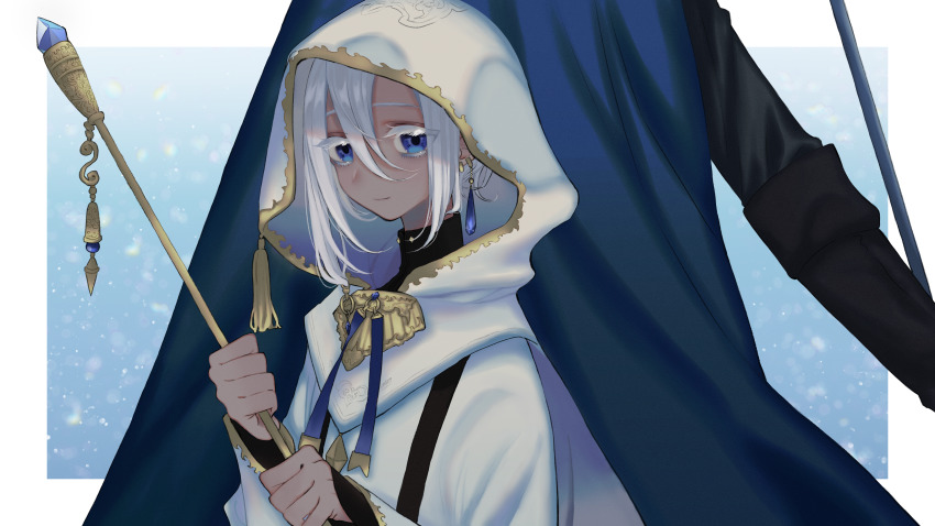 2boys, absurdres, blue_cape, blue_eyes, cape, dark_skin, earrings, hair_between_eyes, highres, jewelry, multiple_boys, pixiv_fantasia, pixiv_fantasia_age_of_starlight, sinha_(pixiv_fantasia_age_of_starlight), staff, standing, white_hair, white_hood