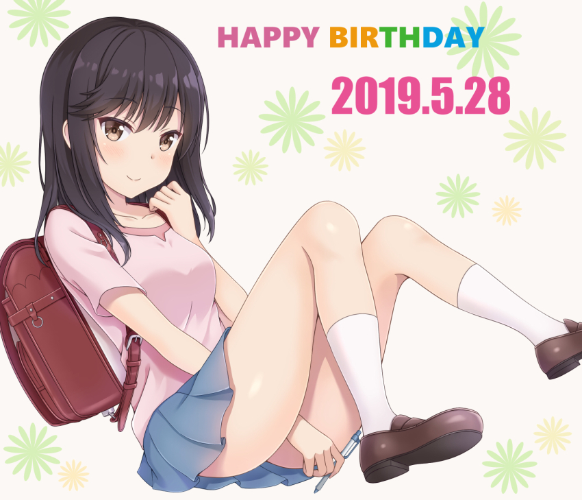 1girl, arm_between_legs, backpack, bag, black_hair, blue_skirt, brown_eyes, brown_shoes, closed_mouth, commentary, darknessukaru, dated, english_text, female_focus, floating, happy_birthday, highres, holding, holding_pen, ichijou_hotaru, loafers, long_hair, looking_at_viewer, miniskirt, non_non_biyori, pen, pink_shirt, pleated_skirt, randoseru, shirt, shoes, short_sleeves, skirt, smile, socks, solo, white_socks