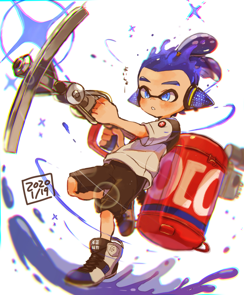 1boy, action, black_shorts, blue_eyes, blue_hair, blurry, dated, harutarou_(orion_3boshi), headgear, high_tops, highres, holding, holding_weapon, inkling, inkling_boy, inkling_player_character, leg_up, logo, looking_to_the_side, male_focus, nintendo, parted_lips, scrunchie, shirt, shoes, short_hair, short_sleeves, shorts, sneakers, solo, sparkle, splatoon_(series), splatoon_2, standing, standing_on_one_leg, sting_ray_(splatoon), tentacle_hair, topknot, translated, weapon, white_shirt, white_shoes