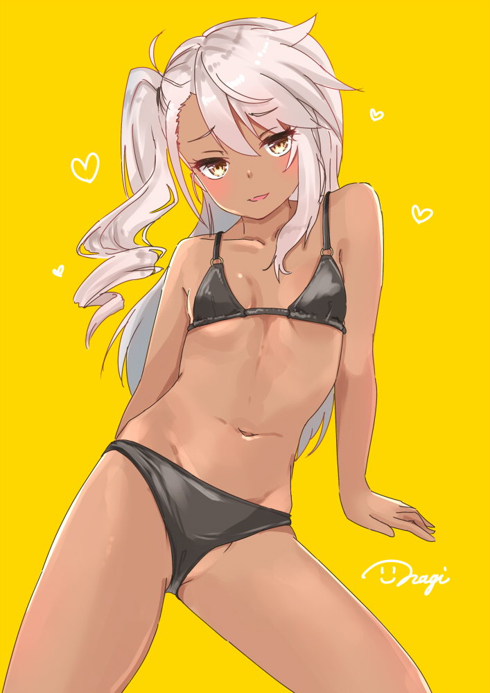 1girl, bare_shoulders, bikini, black_bikini, blush, breasts, chloe_von_einzbern, collarbone, dark-skinned_female, dark_skin, fate/kaleid_liner_prisma_illya, fate_(series), heart, long_hair, looking_at_viewer, nagi_(shunsuke-manage), navel, o-ring, one_side_up, open_mouth, orange_eyes, pink_hair, simple_background, small_breasts, smile, swimsuit, thighs, yellow_background