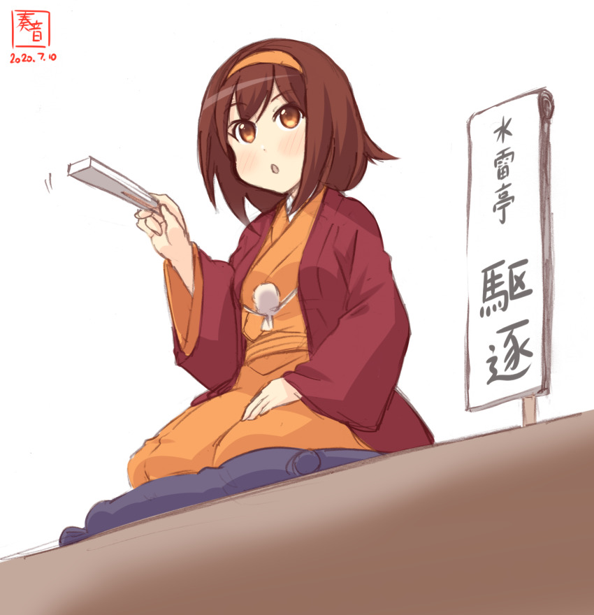 1girl, alternate_costume, artist_logo, brown_hair, buratei_marii, buratei_marii_(cosplay), commentary_request, cosplay, cushion, dated, folding_fan, from_below, hairband, hand_fan, highres, joshiraku, kanon_(kurogane_knights), kantai_collection, logo, orange_eyes, orange_hairband, rakugo, shiratsuyu_(kancolle), short_hair, sign, simple_background, sitting, solo, tenugui, translation_request, white_background, zabuton