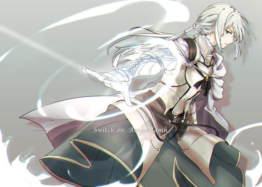 1boy, armor, bedivere_(fate), bedivere_(third_ascension)_(fate), blonde_hair, braid, breastplate, cape, closed_mouth, fate/grand_order, fate_(series), gauntlets, green_eyes, grey_background, knight, long_hair, looking_to_the_side, male_focus, mujou_(mjoysk), ponytail, prosthesis, prosthetic_arm, simple_background, solo, standing, white_cape