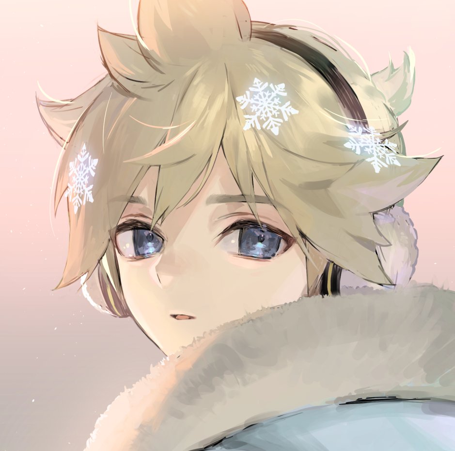 1boy, bad_id, bad_twitter_id, blonde_hair, blue_eyes, coat, commentary, earmuffs, from_behind, fur-trimmed_coat, fur_trim, half-closed_eyes, kagamine_len, kagamine_len_(ice_fog), light_smile, looking_at_viewer, looking_back, male_focus, naoko_(naonocoto), parted_lips, ponytail, portrait, short_ponytail, snowflakes, solo, spiked_hair, vocaloid