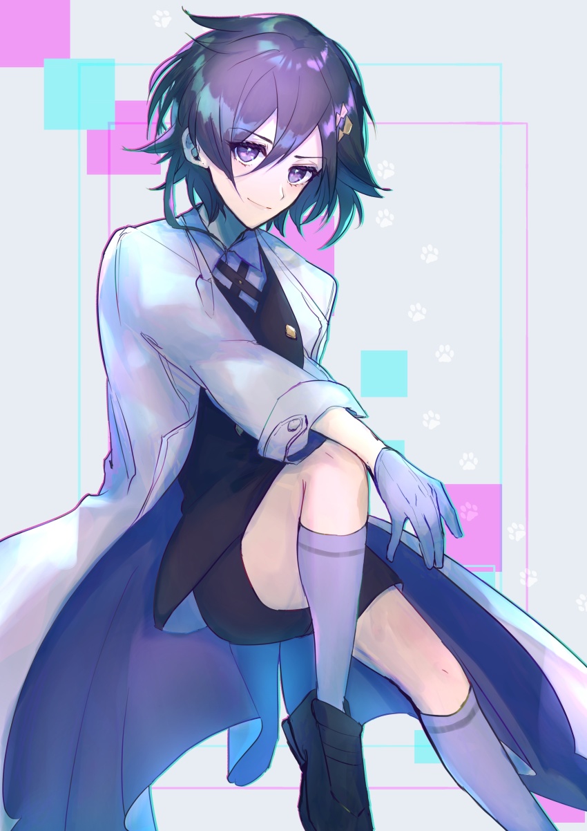 1boy, absurdres, androgynous, asagiri0700, black_hair, black_shorts, closed_mouth, coat, gloves, hair_between_eyes, hair_ornament, highres, holostars, kanade_izuru, lab_coat, lightning_bolt_symbol, lightning_bolt_hair_ornament, looking_at_viewer, male_focus, purple_eyes, shoes, short_shorts, shorts, smile, socks, solo, vest, virtual_youtuber, white_coat