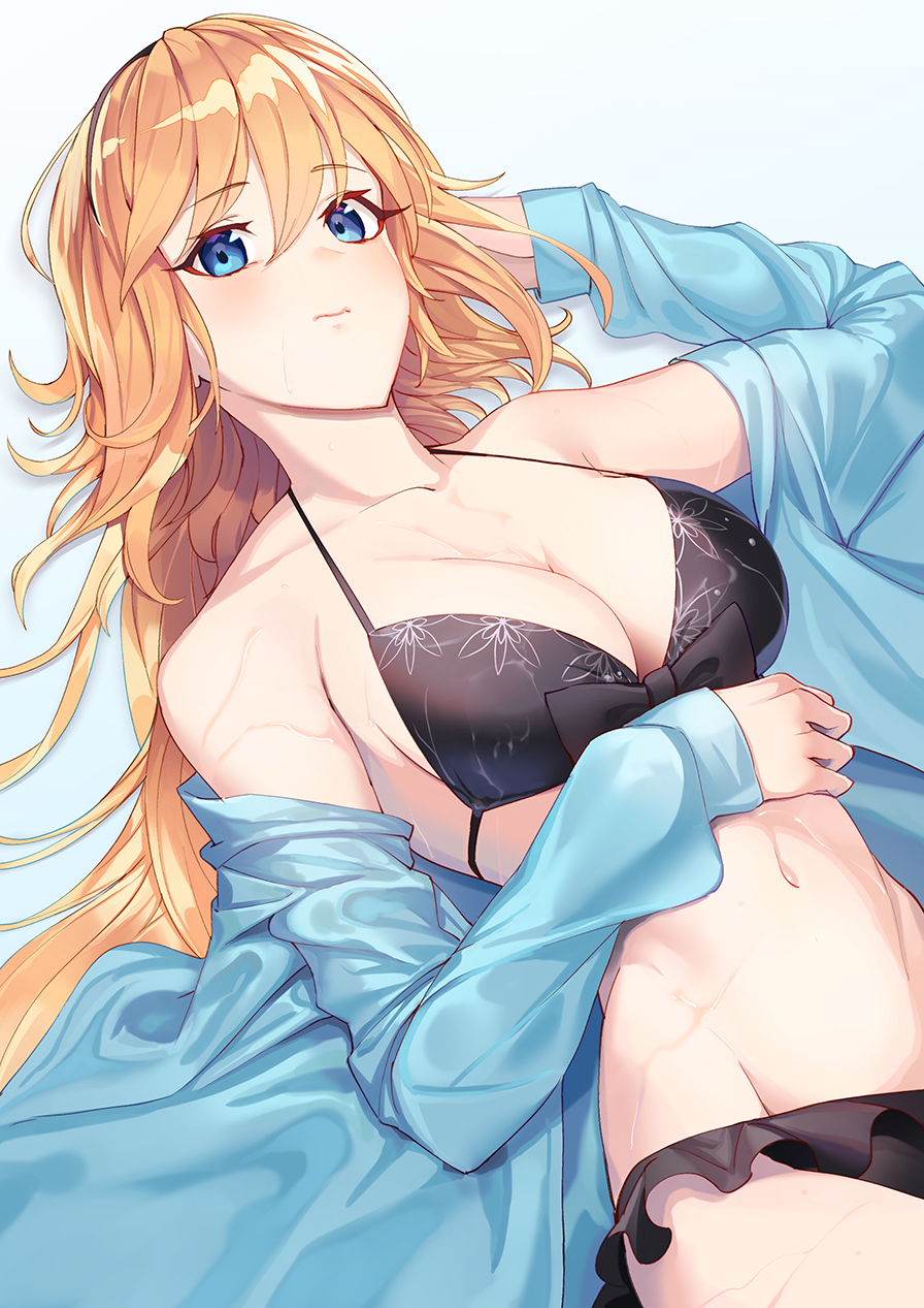 1girl, bare_shoulders, bikini, black_bikini, black_hairband, blonde_hair, blue_background, blue_eyes