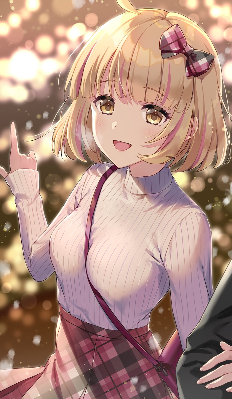 1girl, 1other, :d, ahoge, blonde_hair, blunt_bangs, blurry, blurry_background, blush, bokeh, bow, breasts, character_request, chieru_(princess_connect!), chieru_(real)_(princess_connect!), commentary_request, depth_of_field, hair_bow, highres, hand_on_own_arm, index_finger_raised, kuroki_(ma-na-tu), looking_at_viewer, medium_breasts, multicolored_hair, open_mouth, plaid_bow, pointing, princess_connect!, ribbed_sweater, short_hair, smile, solo_focus, streaked_hair, sweater, upper_body, white_sweater, yellow_eyes