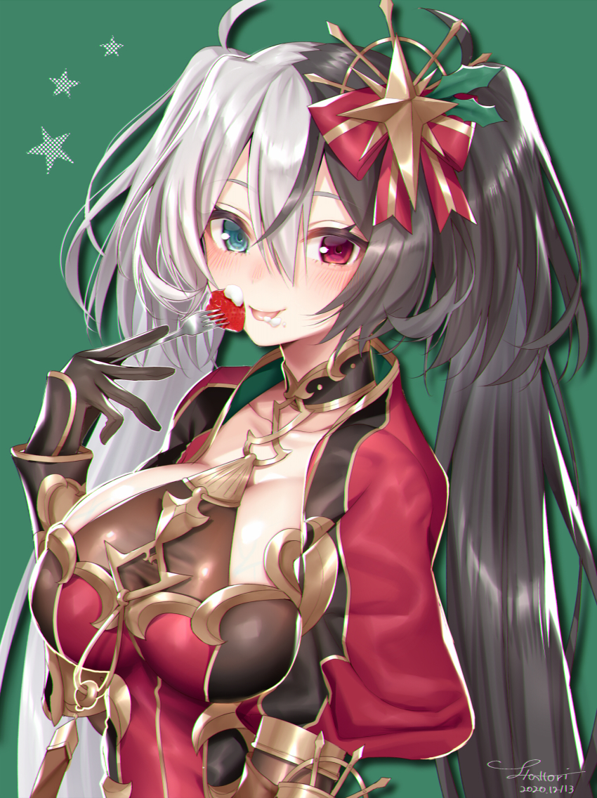 1girl, artist_name, black_gloves, black_hair, blush, bow, breasts, cleavage, dated, eating, food, fork, fruit, gloves, green_background, hair_between_eyes, hair_bow, hair_ornament, hattori_masaki, heios_(sennen_sensou_aigis), heterochromia, highres, looking_at_viewer, multicolored_hair, red_bow, sennen_sensou_aigis, solo, strawberry, two-tone_hair, upper_body, white_hair