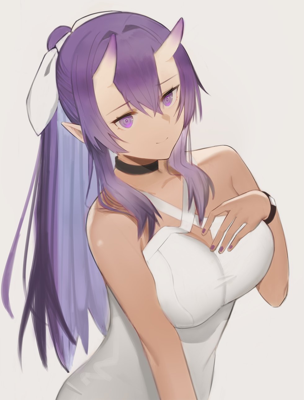 1girl, bare_shoulders, black_choker, breasts, choker, closed_mouth, collarbone, dress, hair_between_eyes, hair_between_horns, highres, horns, jewelry, kyncen, large_breasts, long_hair, looking_at_viewer, oni, original, pointy_ears, purple_eyes, purple_hair, ribbon, simple_background, skin-covered_horns, sleeveless, sleeveless_dress, smile, solo, standing, sumire_(sumiremasen), sundress, watch, white_background, white_dress, wristwatch