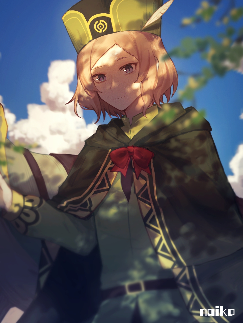 1boy, artist_name, belt, belt_buckle, black_belt, blonde_hair, blue_eyes, blue_sky, bow, bowtie, buckle, cape, closed_mouth, dappled_sunlight, day, dress_shirt, green_cape, green_shirt, highres, long_sleeves, male_focus, otto_suewen, outdoors, parted_bangs, re:zero_kara_hajimeru_isekai_seikatsu, red_bow, red_bowtie, shirt, short_hair, sky, smile, solo, sunlight, yejianxianding_zhazhupaifan