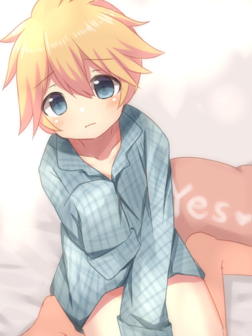 1boy, blonde_hair, blue_eyes, blush, child, highres, kagamine_len, long_sleeves