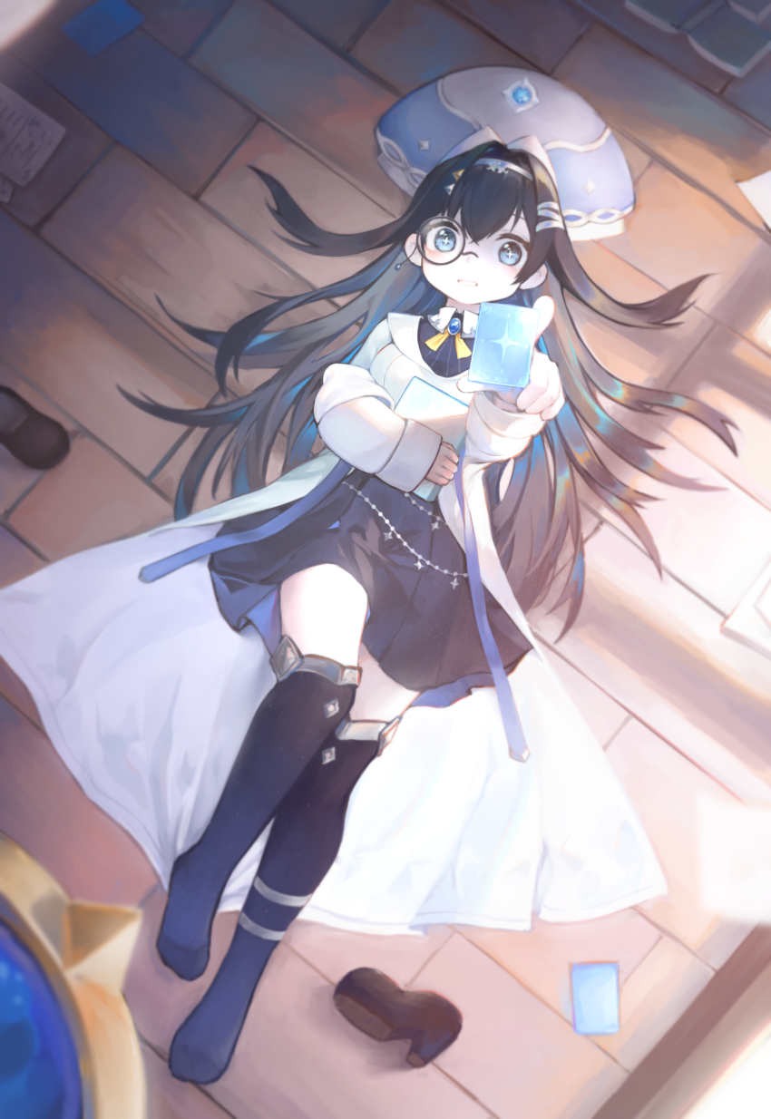 +_+, 1girl, aged_down, an_ge_li_ya_si, black_hair, black_skirt, blue_eyes, blue_headwear
