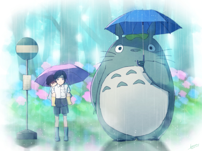 2boys, absurdres, aged_down, black_boots, black_hair, black_shorts, blue_umbrella, blurry, blurry_background, boots, brothers, brown_hair, bus_stop, buttons, carrying, child, closed_mouth, collared_shirt, commentary_request, crossover, dated, depth_of_field, dress_shirt, full_body, highres, holding, holding_umbrella, kouno_kb, looking_at_viewer, male_focus, meitantei_conan, morofushi_takaaki, multiple_boys, outdoors, parody, piggyback, pink_umbrella, purple_eyes, rain, reflective_floor, road_sign, rubber_boots, school_uniform, scotch_(meitantei_conan), shared_umbrella, shirt, short_hair, shorts, siblings, sign, sleeping, smile, standing, tonari_no_totoro, totoro, totoro_bus_stop, tree, umbrella, white_shirt, yellow_boots