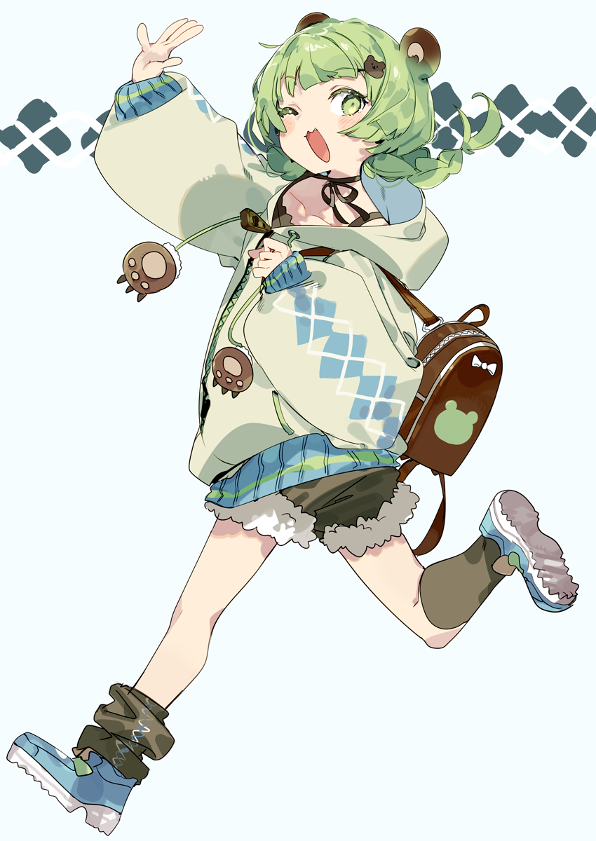 1girl, ;3, animal_ears, argyle_clothes, argyle_hoodie, arm_up, backpack, bag, bear_ears, bear_paws, black_necktie, blue_shoes, braid, brown_bag, brown_hoodie, brown_legwear, clover_print, commentary_request, foot_out_of_frame, fur-trimmed_shorts, fur_trim, green_eyes, green_hair, grey_background, highres, hinokuma_ran, hood, hoodie, karei, leg_up, looking_at_viewer, nanashi_inc., necktie, one_eye_closed, open_mouth, over_shoulder, shoes, short_hair, shorts, simple_background, sneakers, solo, spaghetti_strap, twin_braids, virtual_youtuber, waving, zipper, zipper_pull_tab