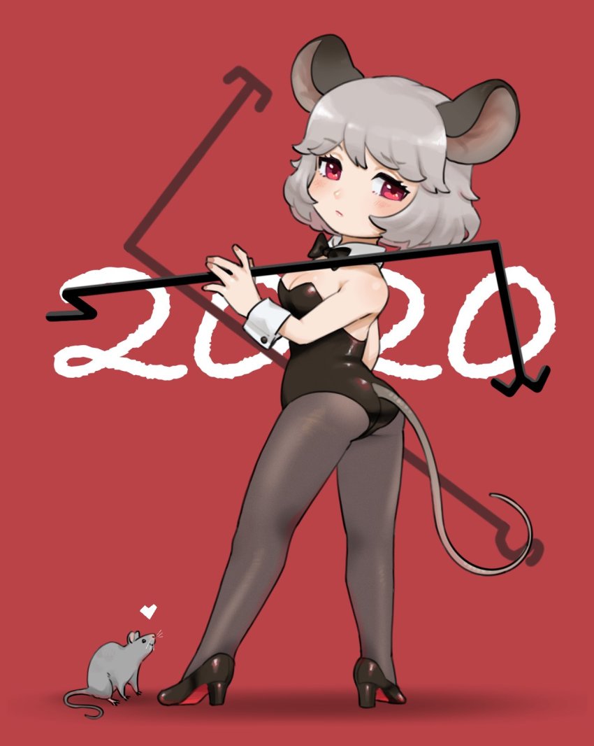 1girl, 2020, \||/, an-chan_(ananna0315), animal_ears, ass, bare_shoulders, black_bow, black_bowtie, black_leotard, black_pantyhose, bow, bowtie, breasts, commentary_request, detached_collar, dowsing_rod, from_behind, full_body, high_heels, highres, holding, holding_rod, leotard, looking_at_viewer, looking_back, medium_breasts, mouse_(animal), mouse_ears, mouse_tail, nazrin, nontraditional_playboy_bunny, pantyhose, playboy_bunny, red_background, red_eyes, rod, short_hair, silver_hair, simple_background, solo, standing, tail, touhou, twisted_torso, ||/