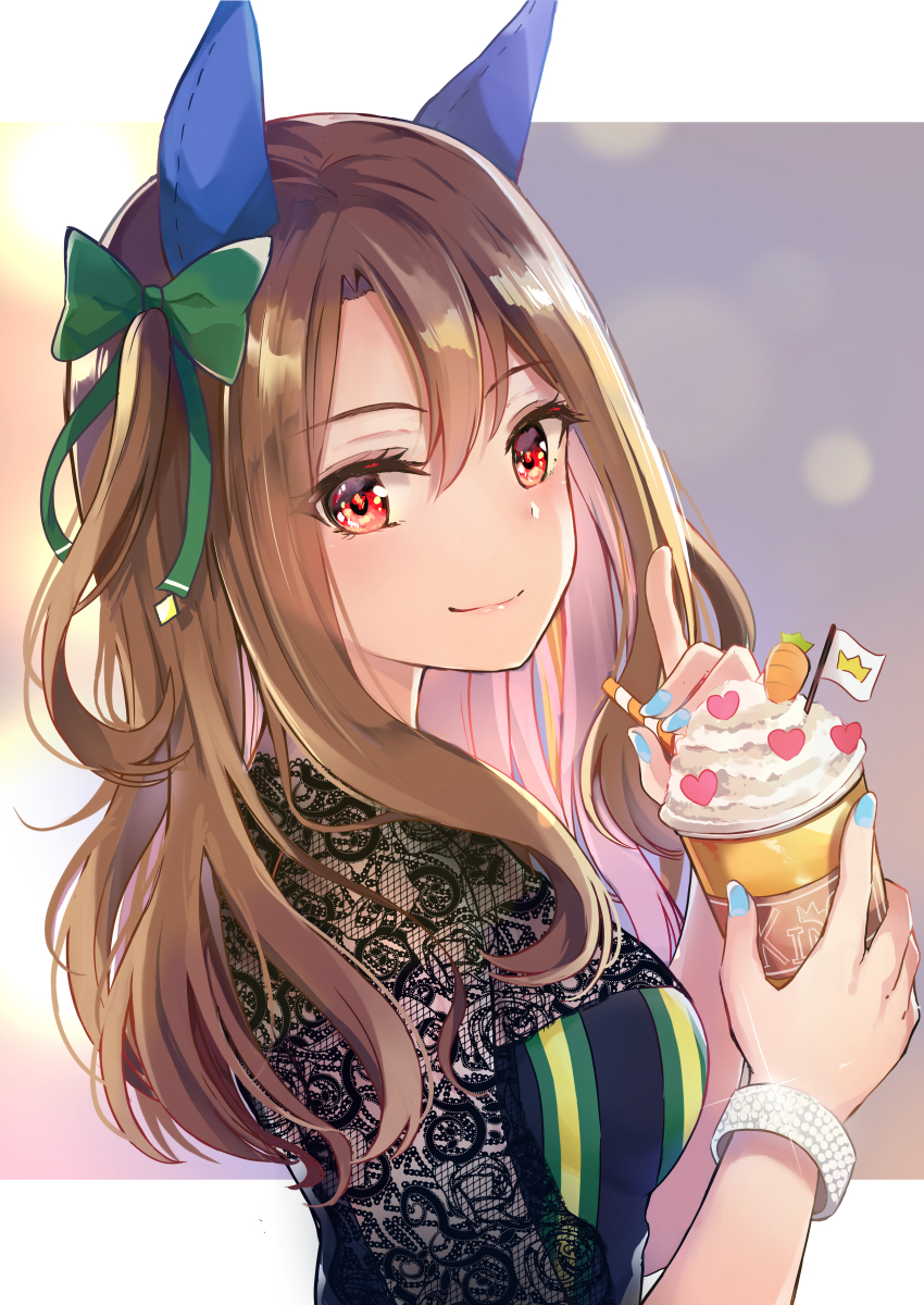1girl, animal_ears, blue_nails, blush, bow, bracelet, breasts, brown_hair, carrot, casual, closed_mouth, colored_stripes, fingernails, frappuccino, from_side, glint, green_bow, hair_bow, heart, highres, horse_ears, index_finger_raised, jewelry, king_halo_(casual)_(umamusume), king_halo_(umamusume), konka, lace, long_fingernails, long_hair, long_sleeves, looking_at_viewer, looking_to_the_side, medium_breasts, nail_polish, one_side_up, red_eyes, solo, striped, umamusume, upper_body